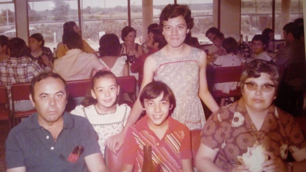 Toñi y María (c) junto a sus padres, Pepe y Antonia, y su hermano José, cuando residían en la localidad catalana de Gavá.