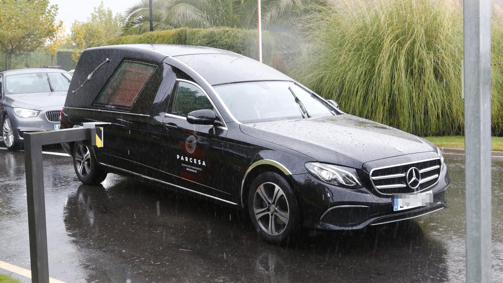 El coche fúnebre con los restos de Fernando Falcó en el tanatorio de Tres Cantos.