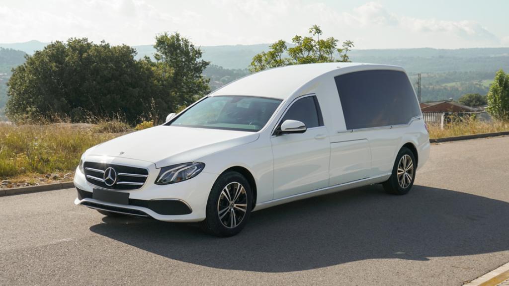 Cada vez más se demanda el color blanco en un coche fúnebre.