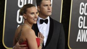 Scarlett Johansson y Colin Jost, en los Golden Globe 2020.