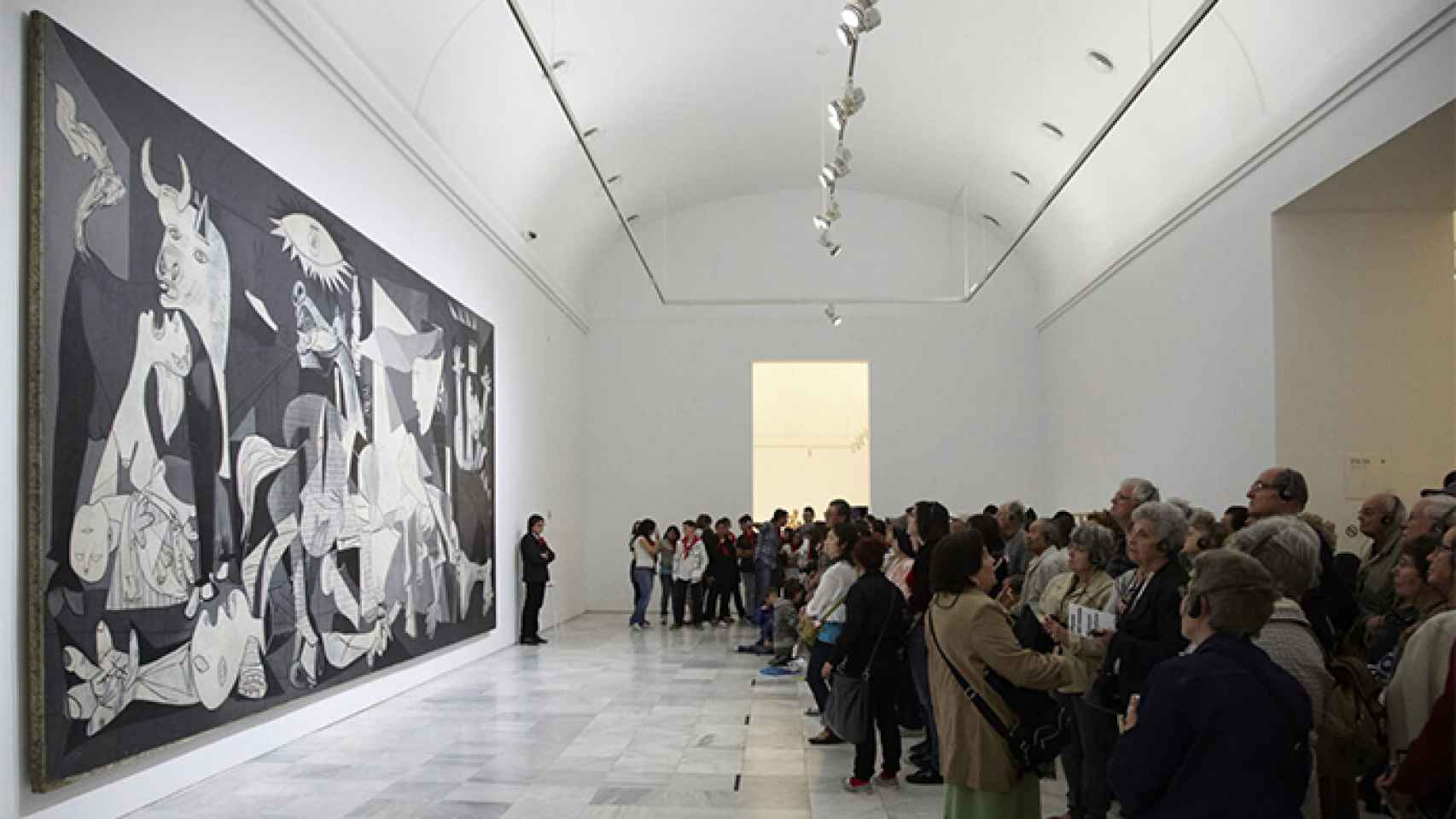 Visitantes admirando el 'Guernica'. Foto: Joaquín Cortés / Museo Reina Sofía