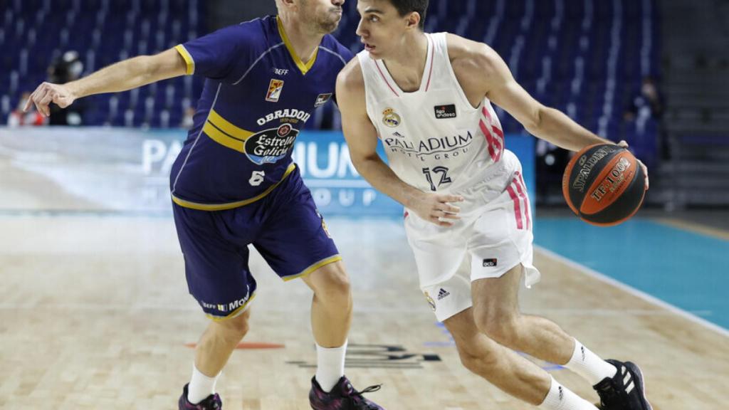 Carlos Alocén defendiendo por Oliver