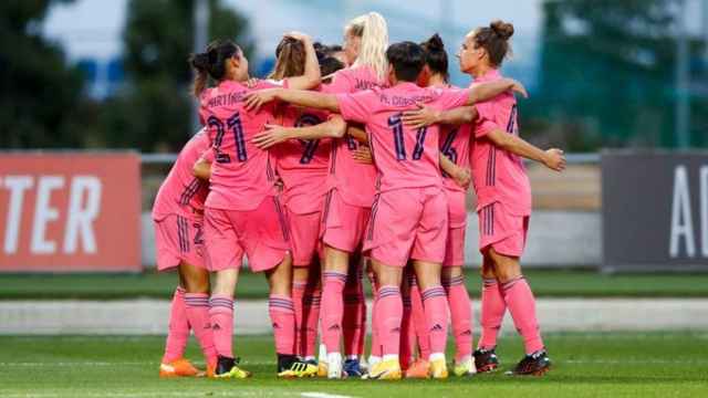 Piña del Real Madrid Femenino celebrando un gol