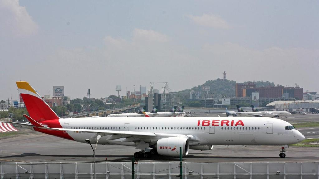 Un avión de Iberia en un aeropuerto.