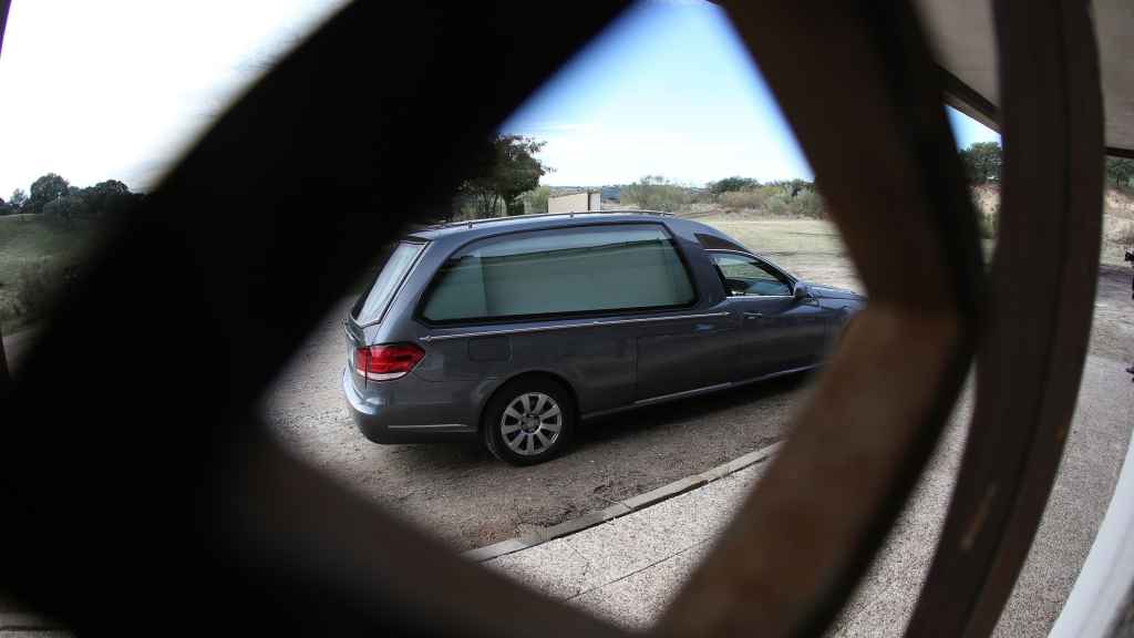 Vista de un coche fúnebre en el cementerio de El Pardo.