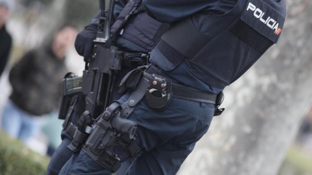 Dos agentes de la Policía Nacional en una calle de Madrid.