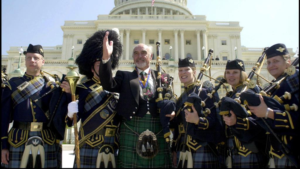 Sean Connery con una gaita recibiendo el premio William Wallace en 2001.