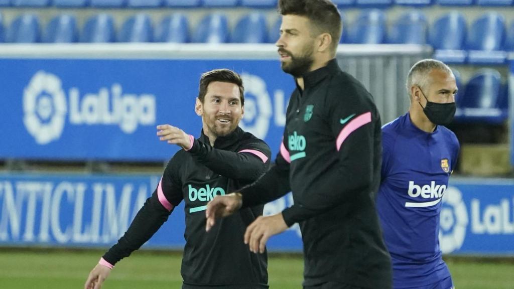 Piqué y Messi calientan antes del Alavés - Barcelona de La Liga