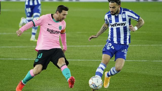 Leo Messi ante Jota Peleteiro, en el Alavés - Barcelona de la jornada 8 de La Liga