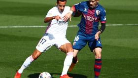 Lucas Vázquez presionado por Luisinho