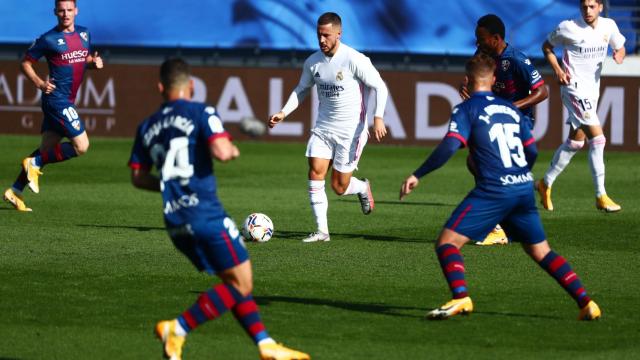 Hazard preparando un disparo desde fuera del área del Huesca