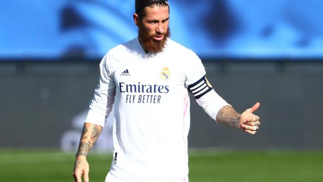 Sergio Ramos felicita a uno de sus compañeros por una acción contra el Huesca