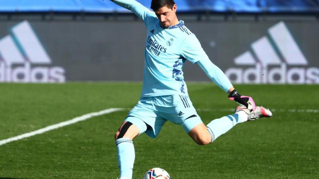 Courtois saca en largo un balón desde su portería