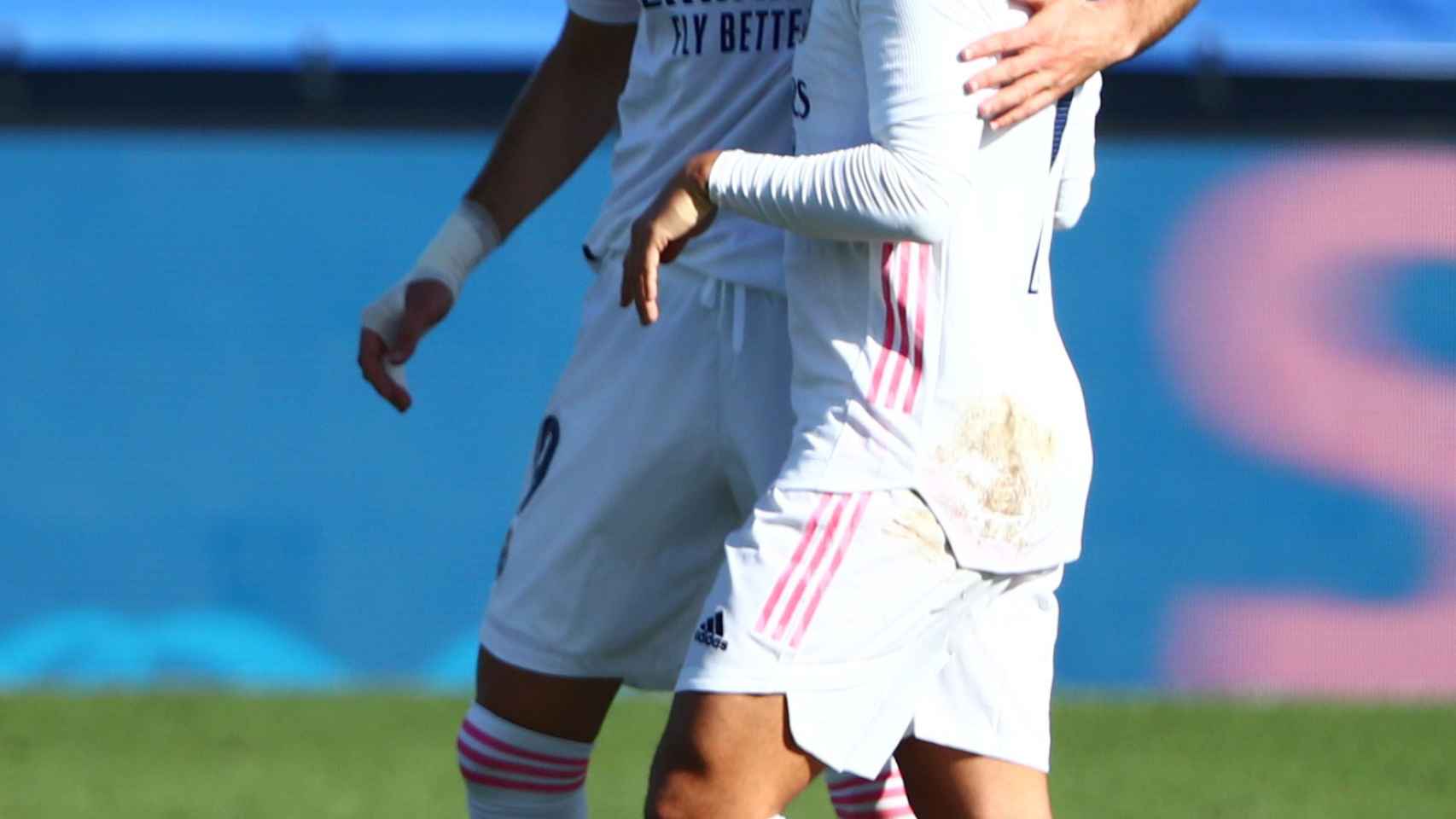 Benzema y Hazard celebran un gol del Real Madrid