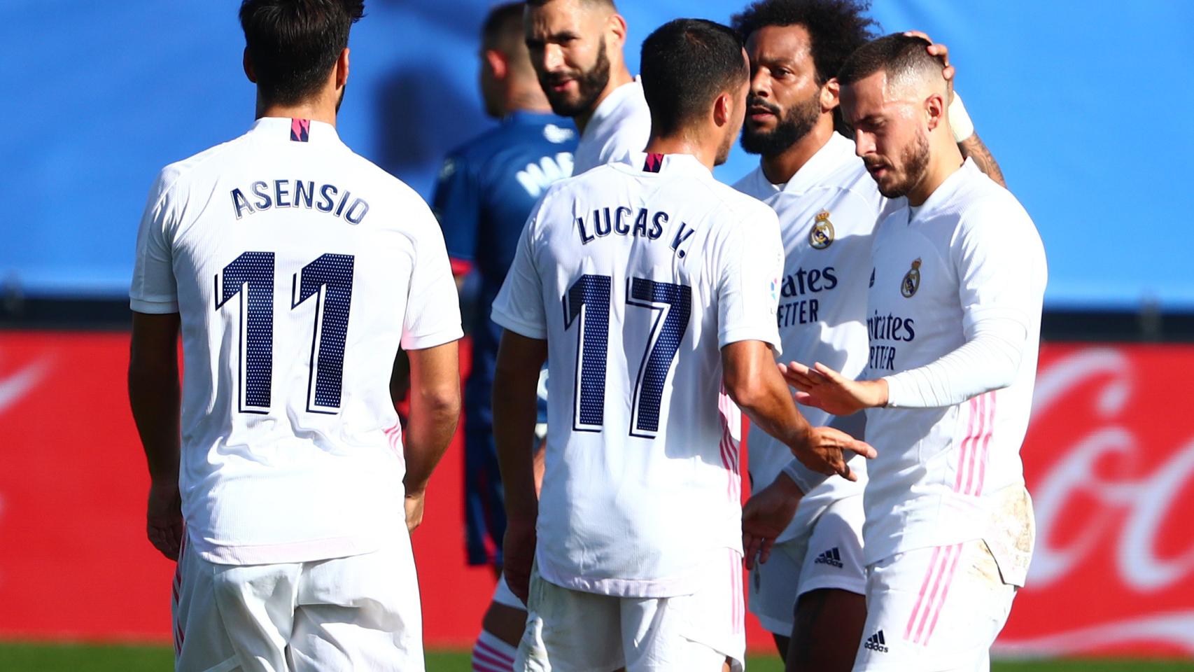 Hazard celebra su gol con sus compañeros del Real Madrid