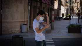 Un joven consulta su teléfono móvil, en Lleida.