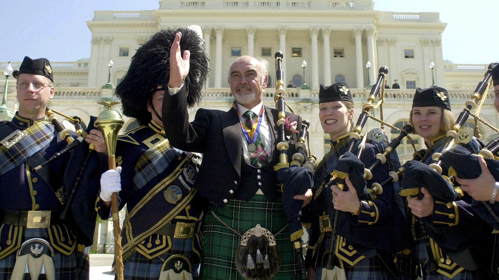 Sean Connery con una gaita recibiendo el premio William Wallace en 2001.