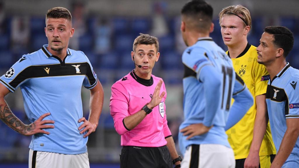 Clement Turpin, durante el Lazio - Borussia Dortmund de la Champions League