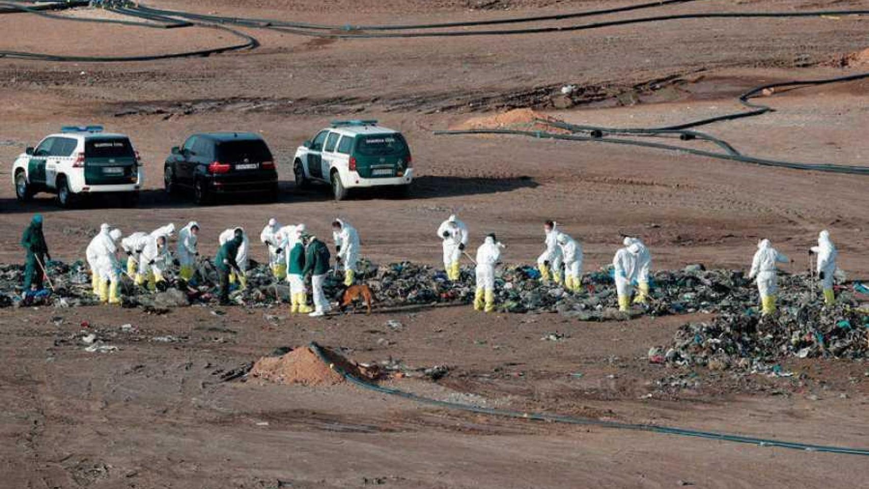 La Guardia Civil buscando en el vertedero de Dos Aguas