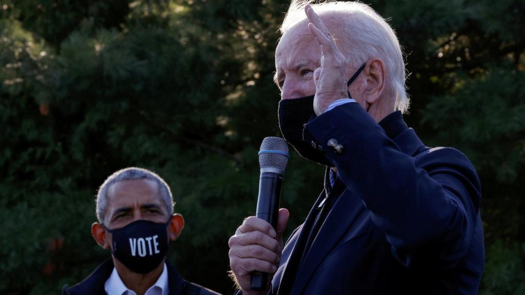 Barack Obama acompaña a Joe Biden en un acto en Michigan.