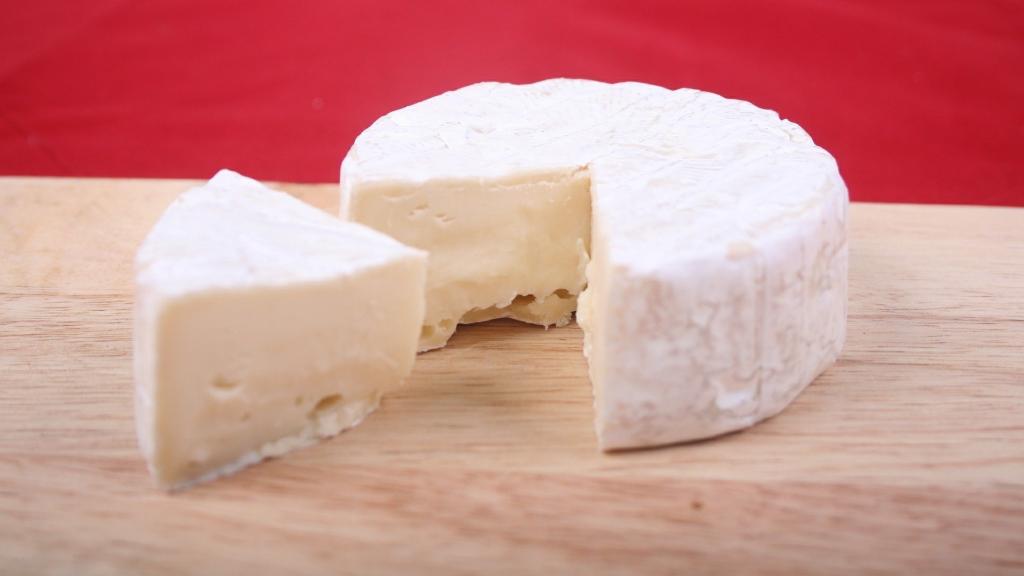 Alerta alimentaria en España: retiran este famoso queso del 'súper' y piden que no se consuma
