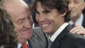 El Rey emérito Juan Carlos y Rafa Nadal, abrazados tras la recepción de los campeones de la Copa Davis de 2011