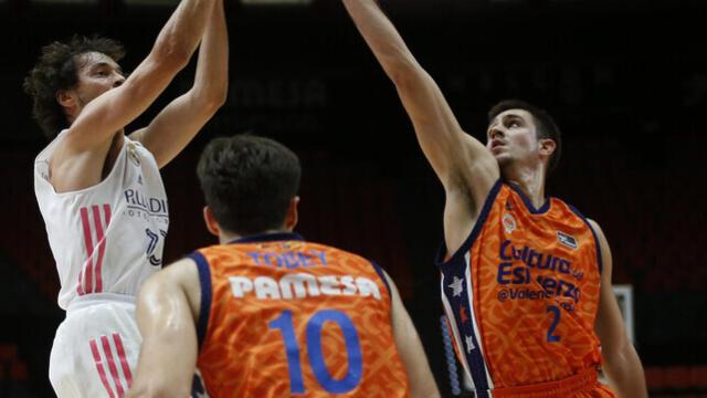 Llull lanzando a canasta ante el Valencia