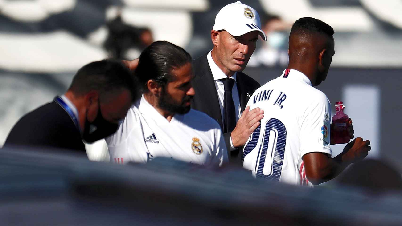 Zinedine Zidane da instrucciones a Vinicius e Isco Alarcón durante el Real Madrid - Huesca