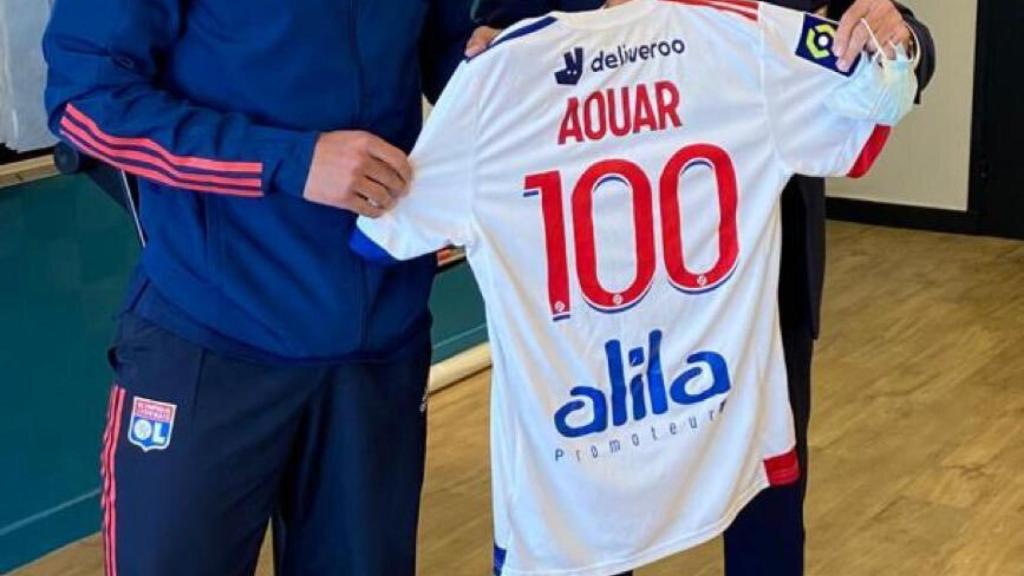 Aouar posando con la camiseta del Olympique de Lyon