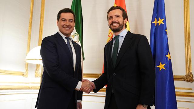 Juanma Moreno y Pablo Casado, en una reunión en el Palacio de San Telmo, en Sevilla.