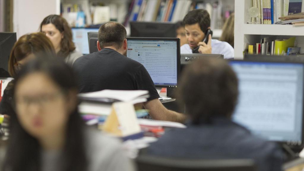 Una oficina con trabajadores.