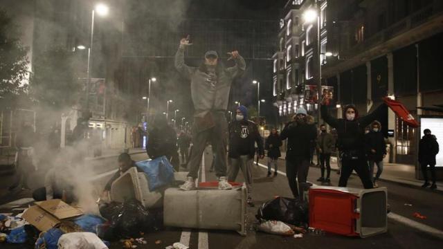 Un grupo de manifestantes plantan cara a la Policía Nacional, en la Gran Vía de Madrid.