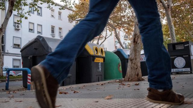 Vista del contenedor de basura de Huelva donde estaba la bolsa de basura con restos humanos.