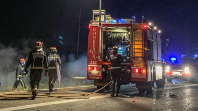 Imagen de archivo de los bomberos de Burgos trabajando en un incendio en la N-120