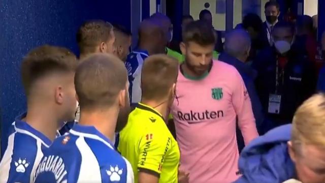 Gerard Piqué y Alejandro Hernández Hernández en el túnel de vestuarios de Mendizorroza durante el Alavés - Barça