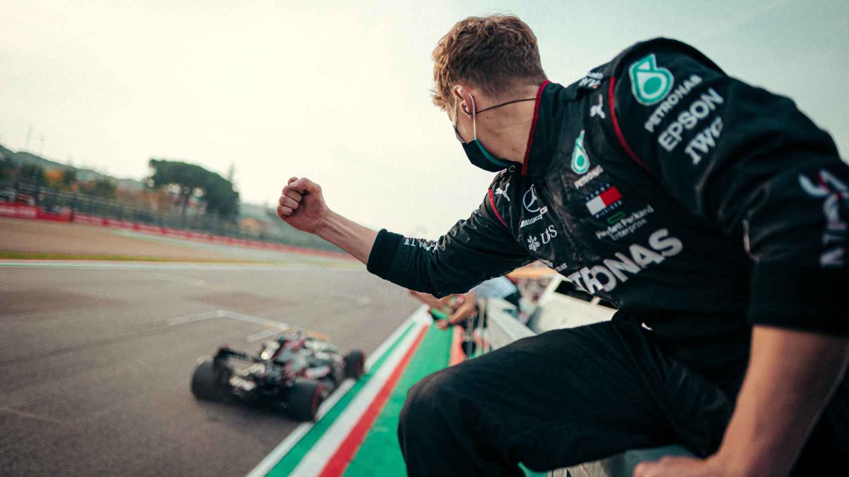 Un mecánico de Mercedes celebra la victoria de Hamilton y el título