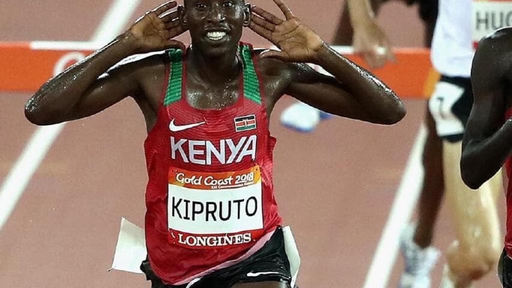 Conselus Kipruto celebra una victoria