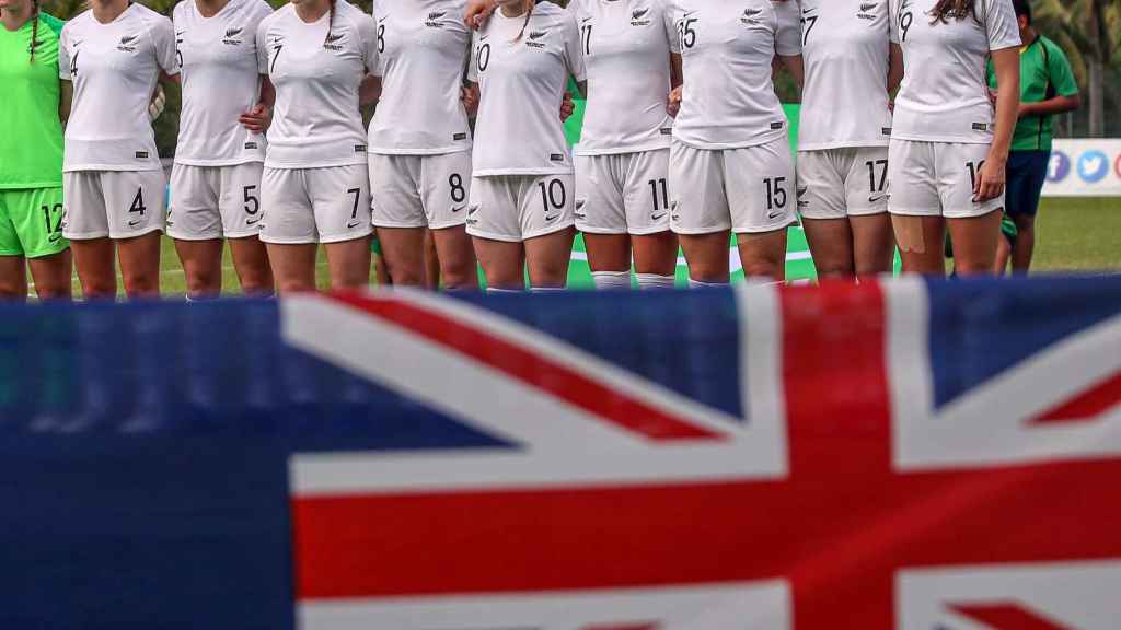 La selección de Nueva Zelanda con la bandera del país