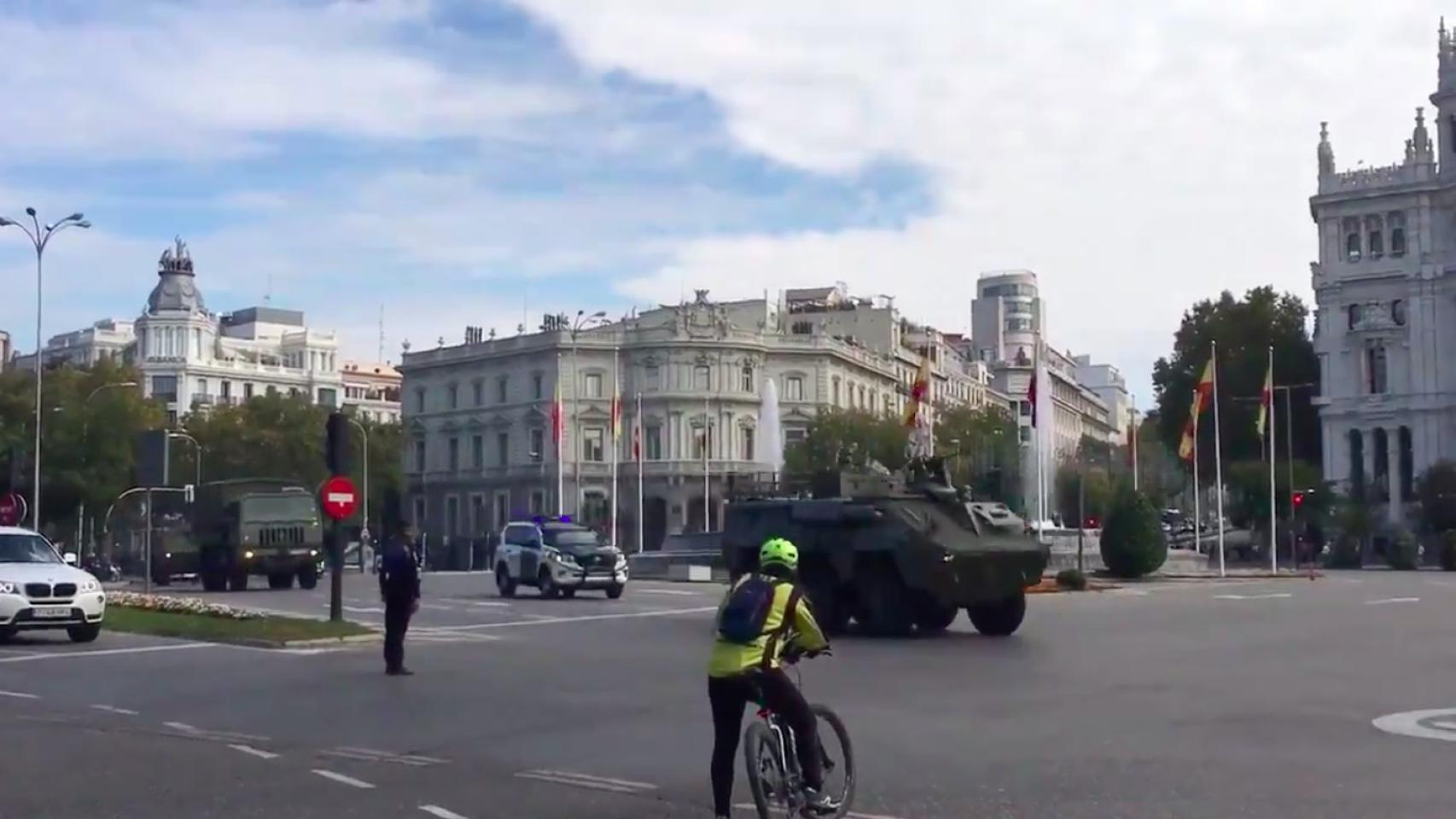 La comitiva del Ejército de Tierra, cruzando el centro de la capital.