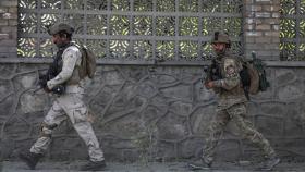 Dos soldados llegan al lugar del ataque en Kabul. Efe