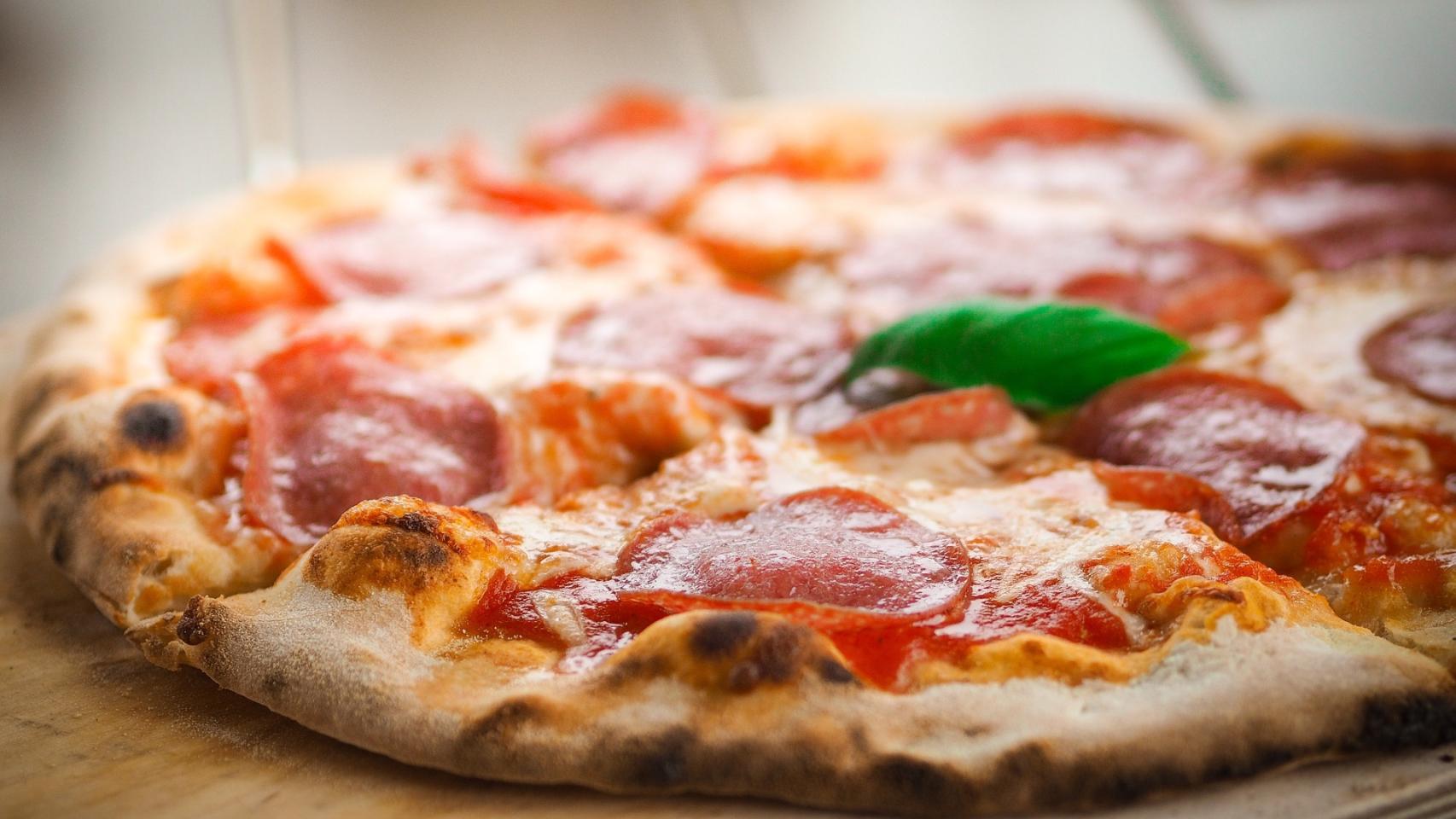 Una pizza recién cocinada lista para comer.