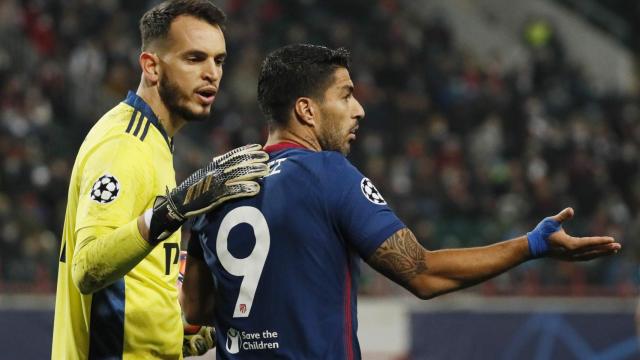 Luis Suárez protestando durante un partido del Atlético