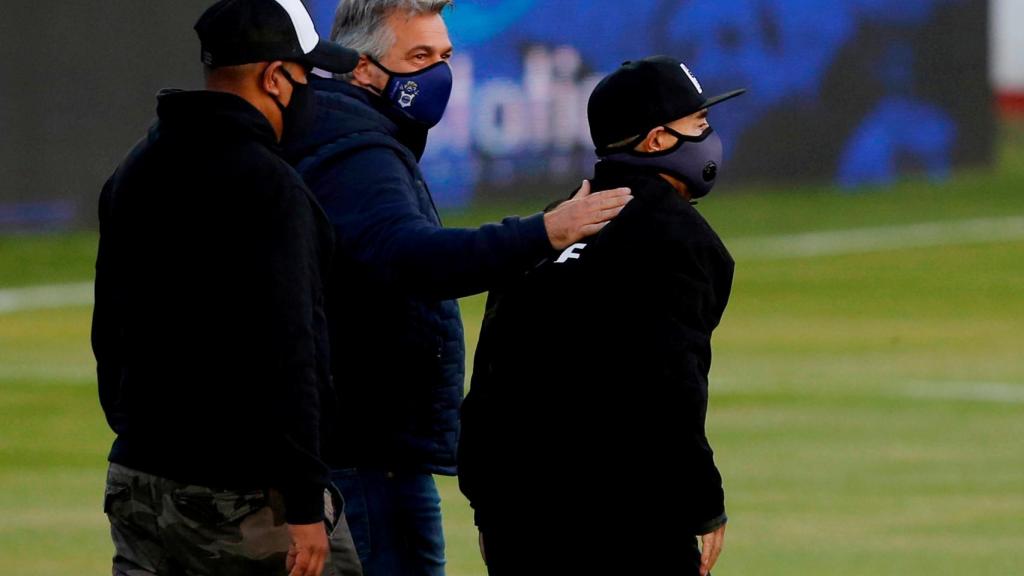 Diego Armando Maradona, ayudado por unos asistentes en el partido de Esgrima