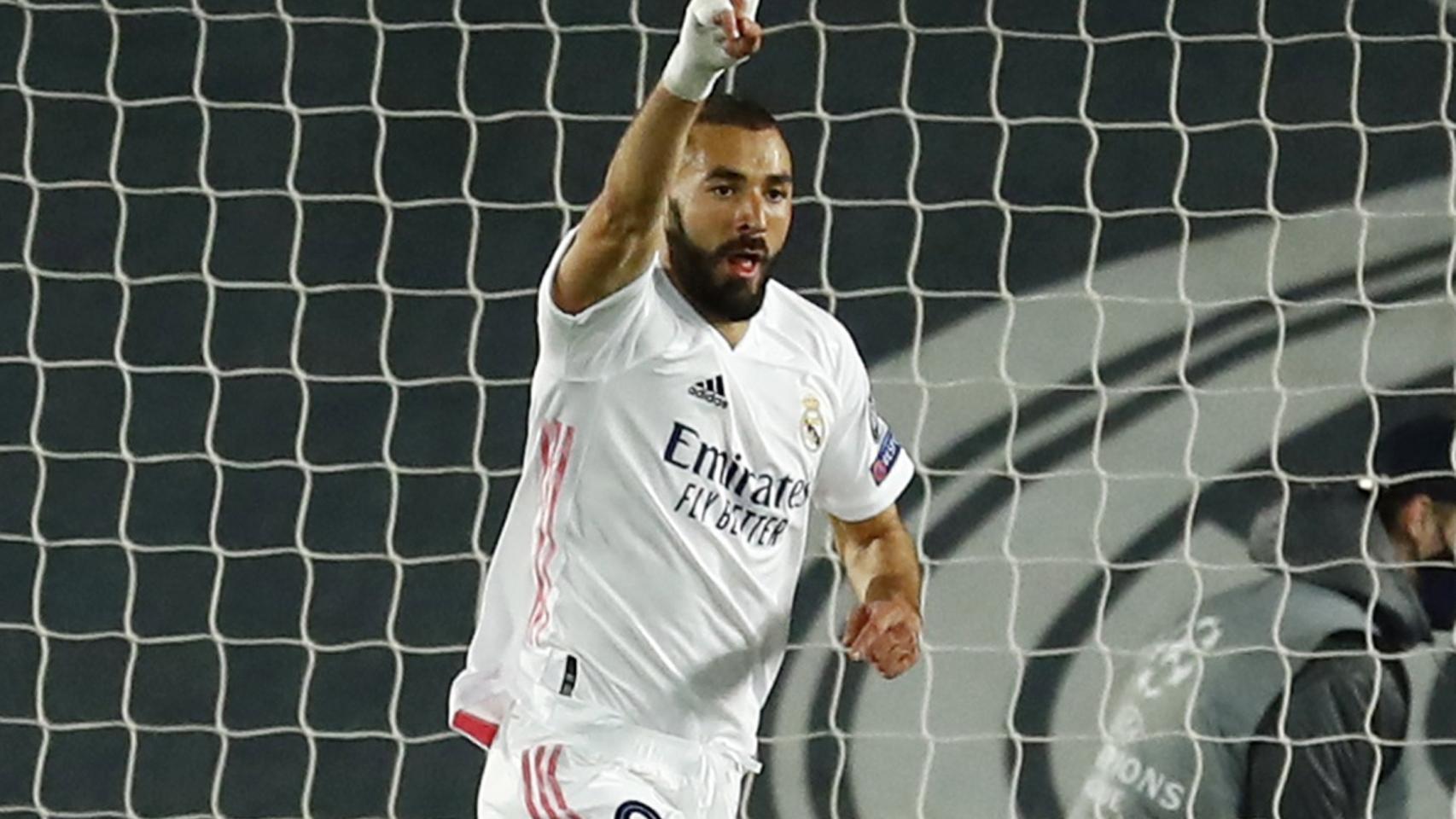 Karim Benzema celebra su gol al Inter de Milán