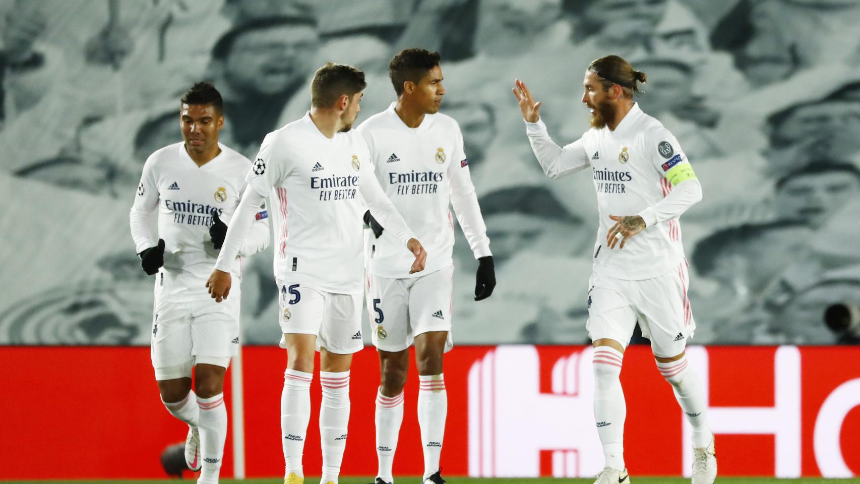 Los jugadores del Real Madrid felicitan a Sergio Ramos por su gol al Inter de Milán