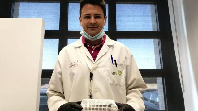 El investigador Esteban Orenes sujeta una de las ‘trampas’ que detectan la presencia del coronavirus en superficies.