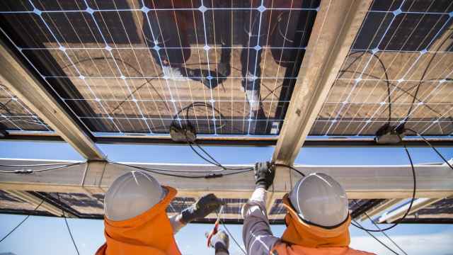 Unos operarios de Soltec revisan unos paneles solares.
