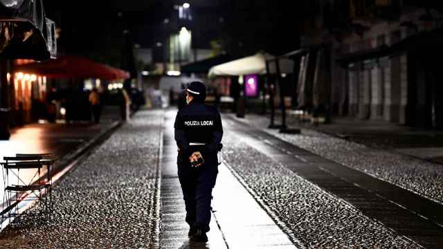 Imagen de un policía patrullando las calles de Milán.