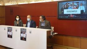 La concejala de Acción Cultural, Mercedes Rosón, el alcalde de Santiago, Xosé Sánchez Bugallo, y el director del festival ‘Cineuropa’, José Luis Losa, presentan la 34ª edición del evento.