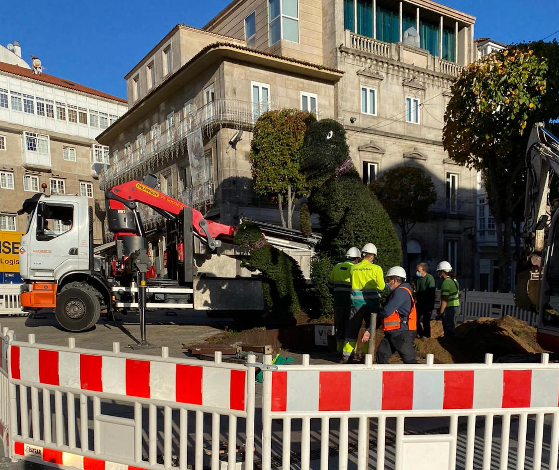 Varios operarios durante los trabajos de traslado esta mañana en Vigo.